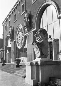 150414 Gezicht op de hoofdingang met standbeelden van het N.S.-station 's-Hertogenbosch te 's-Hertogenbosch.